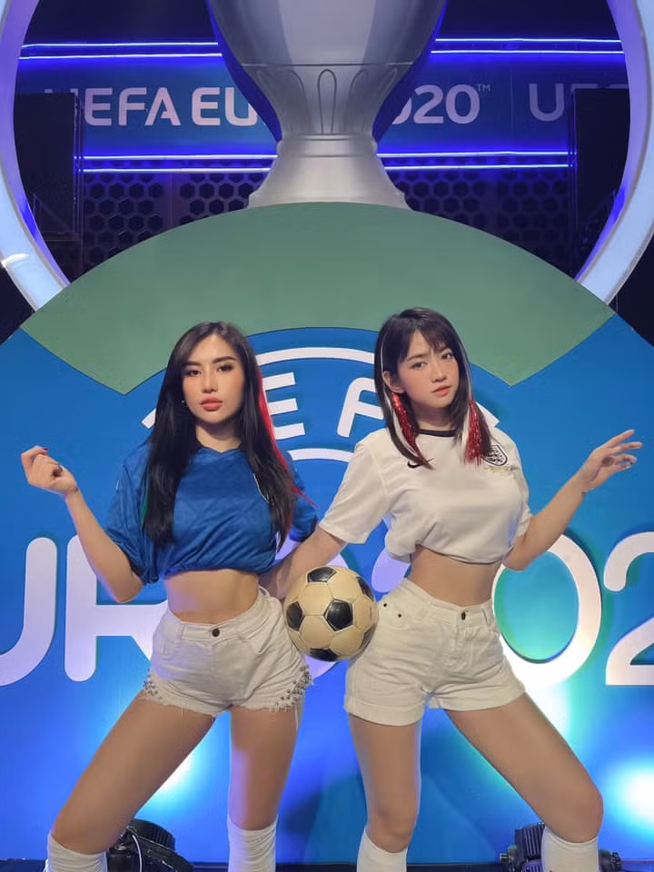 Giải bóng đá Euro 2020 đã chính thức khép lại sau 1 tháng so tài nghẹt thở với giải vô địch thuộc về đội tuyển Ý. Ngoài quan tâm đến đội nào sẽ có được chiếc cúp danh giá, người hâm mộ cũng đổ dồn sự chú ý đến các bóng hồng trong chương trình Nóng cùng Euro.