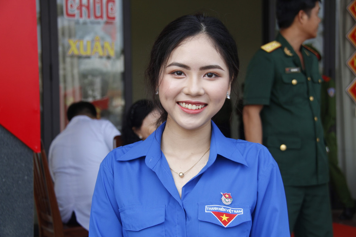 Tại trường THPT Lê Lợi, Hồng Lam là học sinh nổi bật với nhiều năm liền đạt học sinh giỏi.