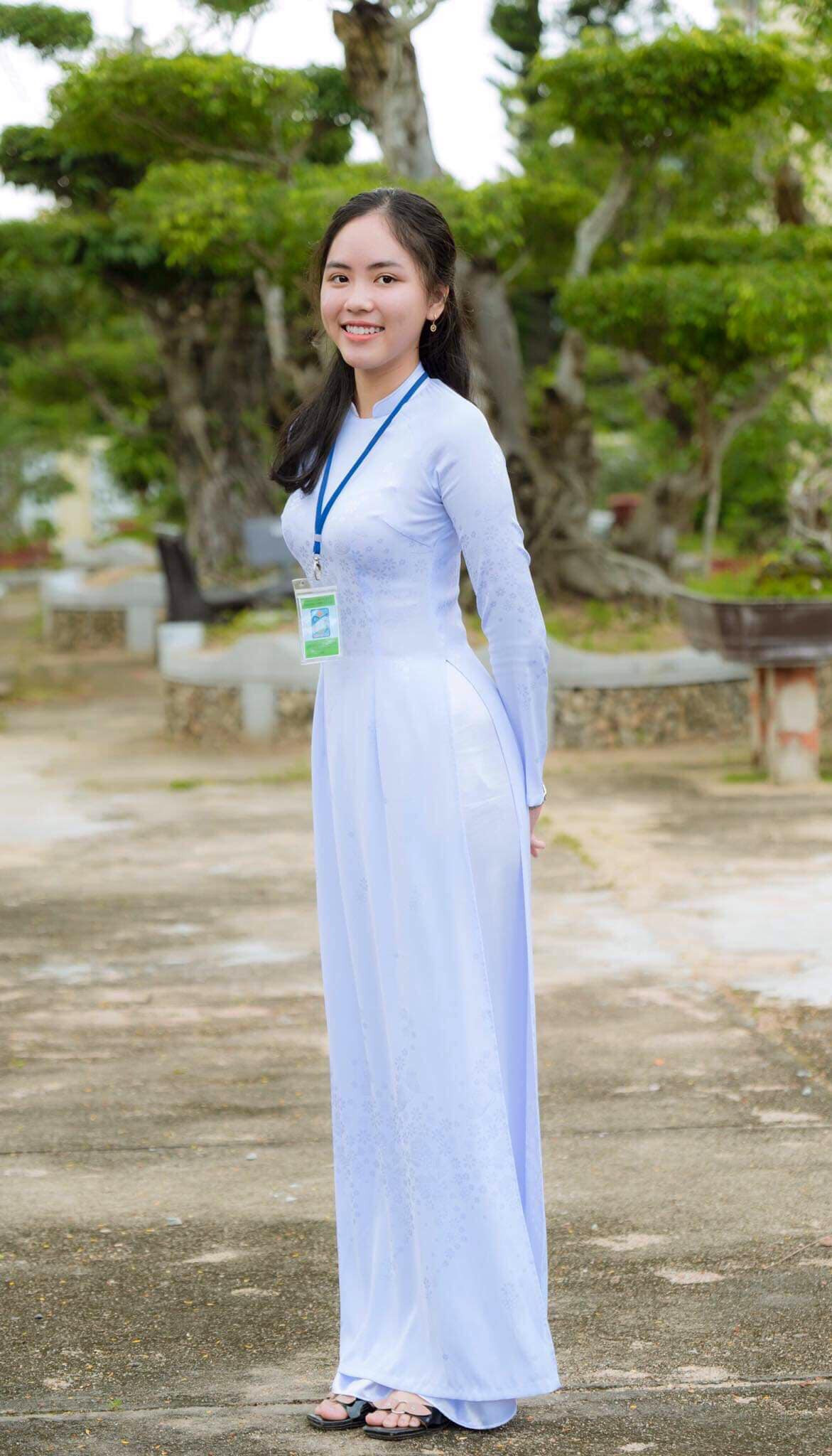 Phan Nguyễn Hồng Lam đã thu hút sự chú ý của khán giả nhờ sở hữu thành tích học tập tốt và từng giành danh hiệu ở cuộc thi sắc đẹp.