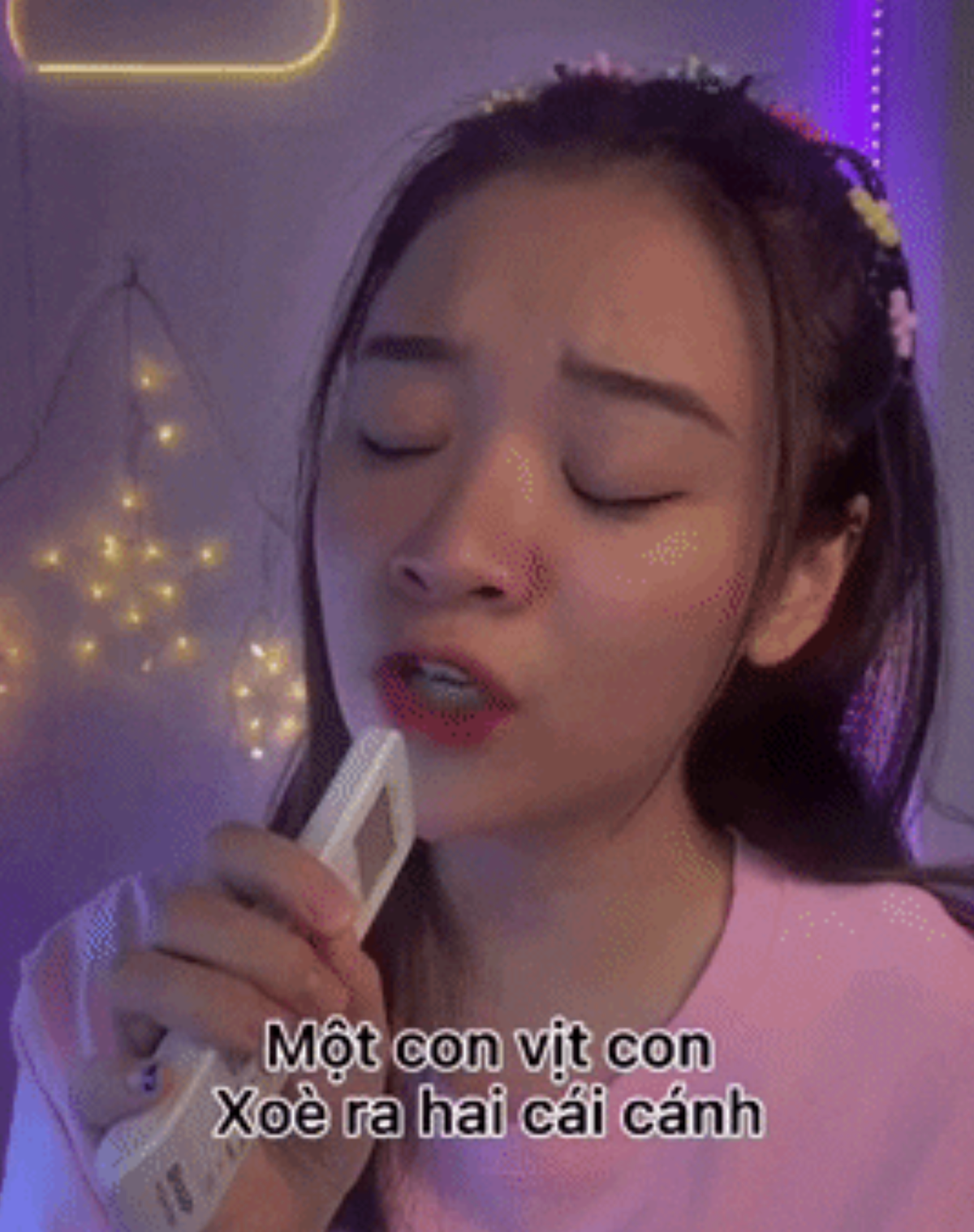 Một TikToker đã hát Một Con Vịt trên nền nhạc của Tay Trái Chỉ Trăng để khiến khán giả phải "nổi da gà". Hiện tại, đoạn clip của bạn trẻ này đã nhận được hơn 2,8 triệu views trên TikTok.