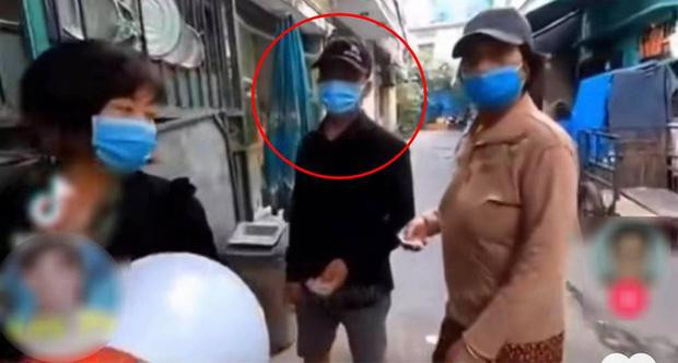 Cụ thể là trong lúc phát cơm từ thiện Tuấn Dương đứng giám sát và quay video, đồng thời thể hiện thái độ phản cảm, có những lời nói khó nghe như "không phát cơm cho bụi đời", "sơn móng tay lại đòi lãnh cơm từ thiện",...gây tranh cãi gay gắt trên mạng xã hội.