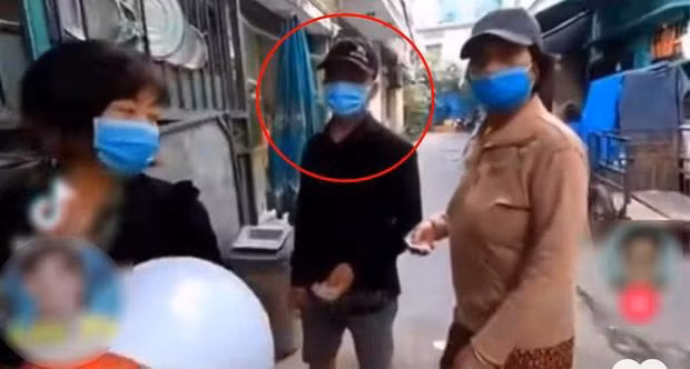 Cụ thể là trong lúc phát cơm từ thiện Tuấn Dương đứng giám sát và quay video, đồng thời thể hiện thái độ phản cảm, có những lời nói khó nghe như "không phát cơm cho bụi đời", "sơn móng tay lại đòi lãnh cơm từ thiện",...gây tranh cãi gay gắt trên mạng xã hội.