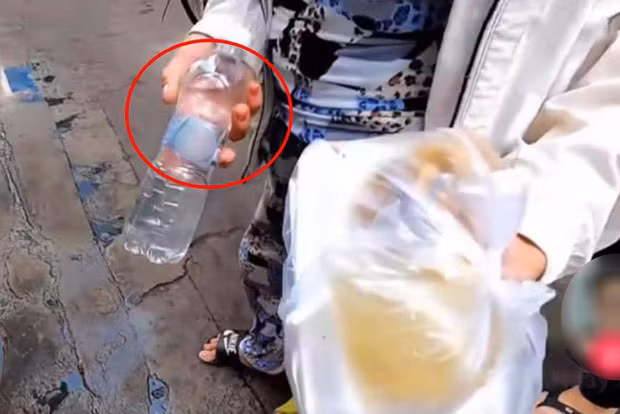 Thời gian gần đây, trên MXH xôn xao, tranh cãi về những đoạn clip phát cơm từ thiện từ kênh Youtube Sài Gòn Ngày Nay với thái độ của người cho vô cùng phản cảm.