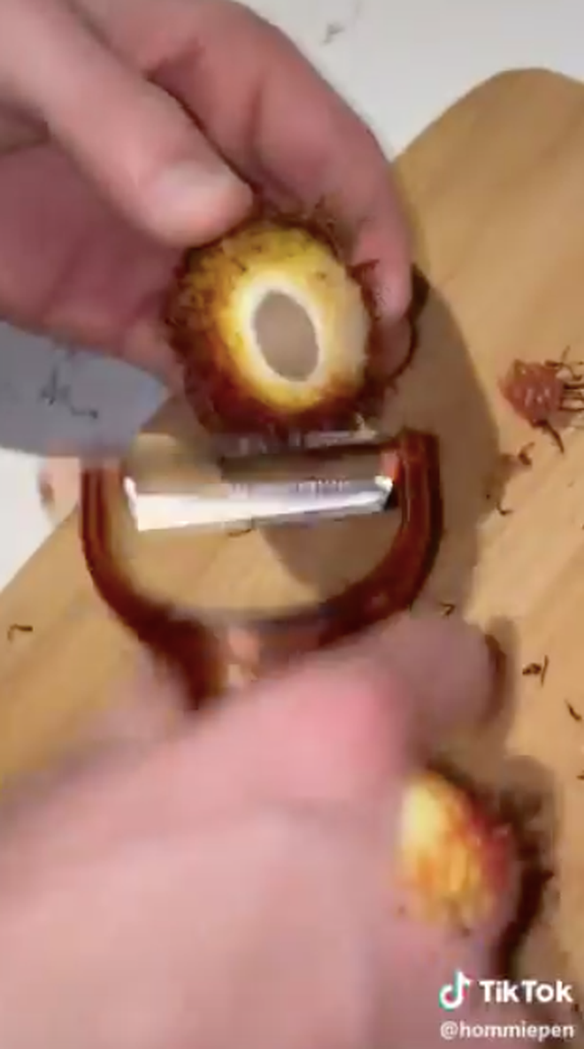 Thay vì bóc tách đôi quả chôm chôm, vị khách Tây này lại sử dụng… dao bào khoai tây để gọt. Màn gọt hoa quả này thực sự khiến ai nhìn vào cũng thấy "mệt mỏi".