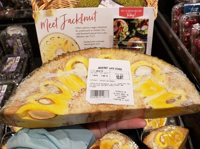 Hình ảnh bổ mít như bổ dưa hấu được cho là chụp tại một siêu thị ở Mỹ. Mít được… cắt thành từng miếng tam giác thay vì bóc thành từng múi, nguyên hạt bên trong khiến netizen "cười như được mùa".