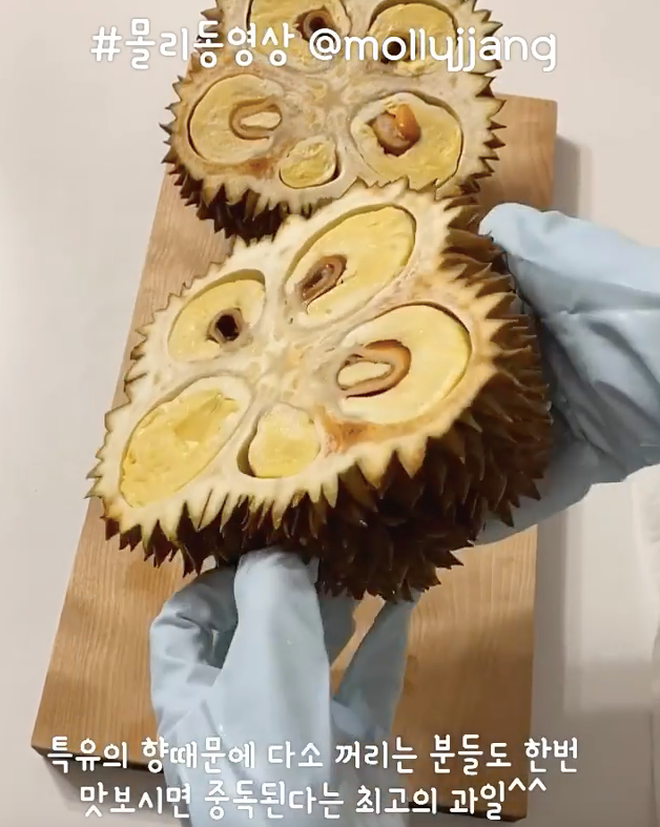 Trước đó, cư dân mạng từng được chứng kiến pha bổ sầu riêng gây sốc, từ một tài khoản Instagram ở Hàn Quốc.