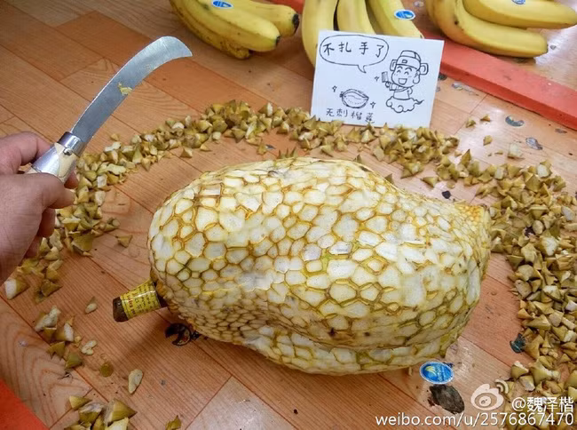 Người này rất tỉ mẩn gọt hết phần ngoài vỏ quả sầu riêng.