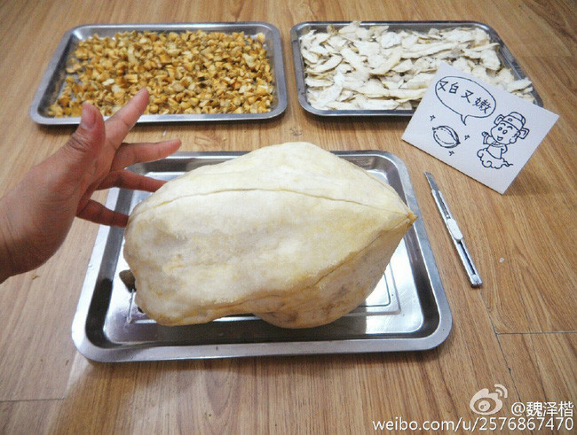 Màn bổ sầu riêng "bá đạo" này thu hút sự chú ý của cư dân mạng. Đây là loại quả thơm ngon, bổ dưỡng, được nhiều người yêu thích. Tuy nhiên, công đoạn bổ sầu riêng thật không dễ dàng. Ảnh: Tổng hợp