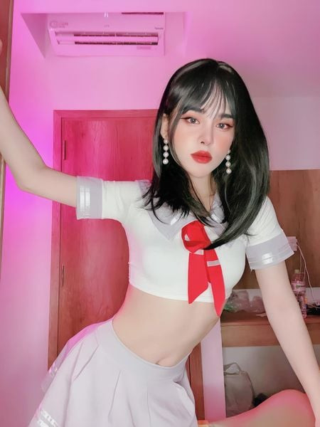 Trước đó, hot TikToker này từng khiến khán giả ngao ngán vì các đoạn video hát, nhảy, múa trong trang phục giả gái.