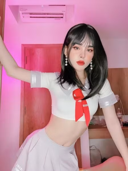 Trước đó, hot TikToker này từng khiến khán giả ngao ngán vì các đoạn video hát, nhảy, múa trong trang phục giả gái.