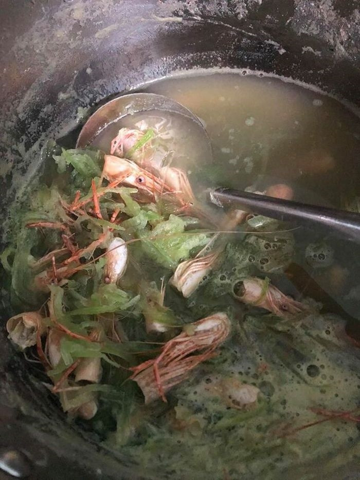 Được biết, món canh "râu tôm nấu với ruột bầu" phiên bản đời thực này được ông chồng nấu để phục vụ vợ mang thai.