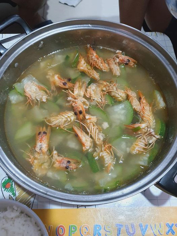 Theo chia sẻ của người chồng, vợ anh đã đầu tư hẳn 1 kg tôm chỉ để lấy đầu nấu canh bầu cho gia đình. Món canh đầu tôm này đã được người chồng chụp lại, chia sẻ lên MXH hỏi ý kiến hội chị em.