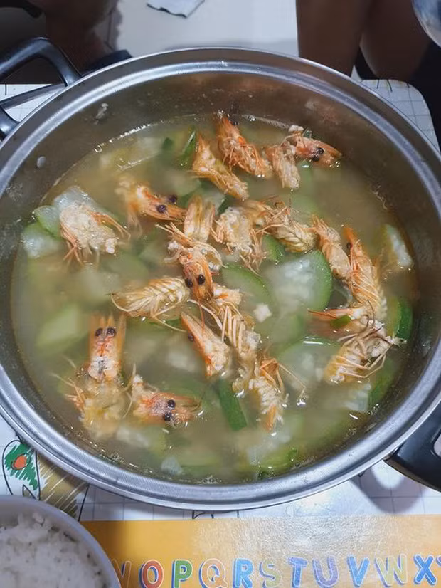 Theo chia sẻ của người chồng, vợ anh đã đầu tư hẳn 1 kg tôm chỉ để lấy đầu nấu canh bầu cho gia đình. Món canh đầu tôm này đã được người chồng chụp lại, chia sẻ lên MXH hỏi ý kiến hội chị em.