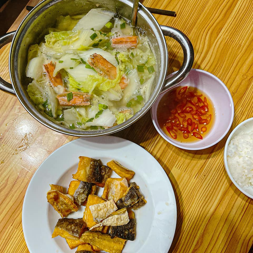 Bên cạnh bình luận hài hước về món canh, không ít chị em lại dành lời khen cho cô vợ trẻ này. Theo họ, nấu theo cách này sẽ có món canh khá ngon, nếu giã đầu tôm thì sẽ ngọt nước hơn.