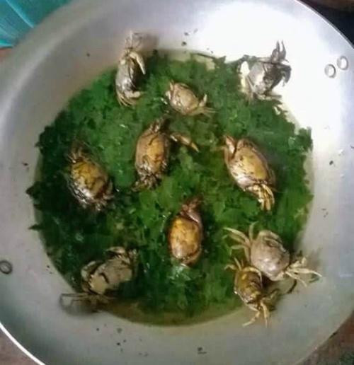 Điển hình như hình ảnh canh cua phiên bản ngon từ thịt, ngọt từ xương, mê lý tới tận giọt cuối cùng này từng gây bão trên MXH.