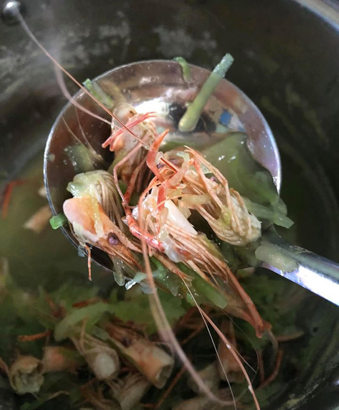 Nhưng thay vì đem xay đầu tôm rồi lọc lấy nước, ông chồng này lại cho toàn bộ vào nồi nấu chung. Sản phẩm cuối cùng được bê lên mâm khiến người vợ "cười không nhặt được mồm".