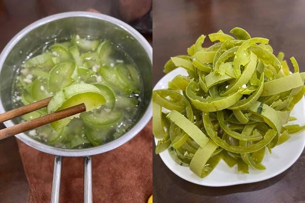 Nấu canh bí đao nhưng lười nạo vỏ, ăn tới đâu tự loại bỏ vỏ đến đó cho tiện.