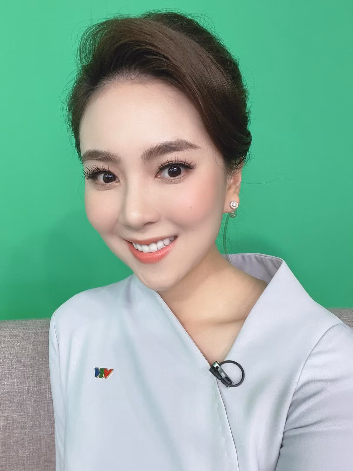 Mới đây, nữ MC VTV khiến nhiều người chú ý khi chia sẻ câu chuyện vui bằng đoạn hội thoại khen ngợi của đồng nghiệp rằng cô đẹp như tượng.