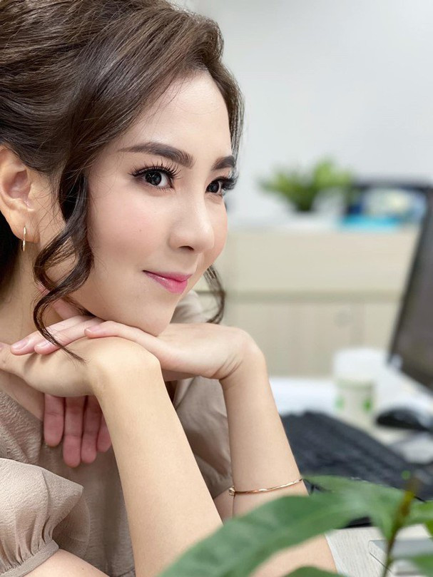 Dù là ảnh được đồng nghiệp chụp hay lúc lên sóng, MC Mai Ngọc cũng duy trì phong độ nhan sắc đi vào lòng người.