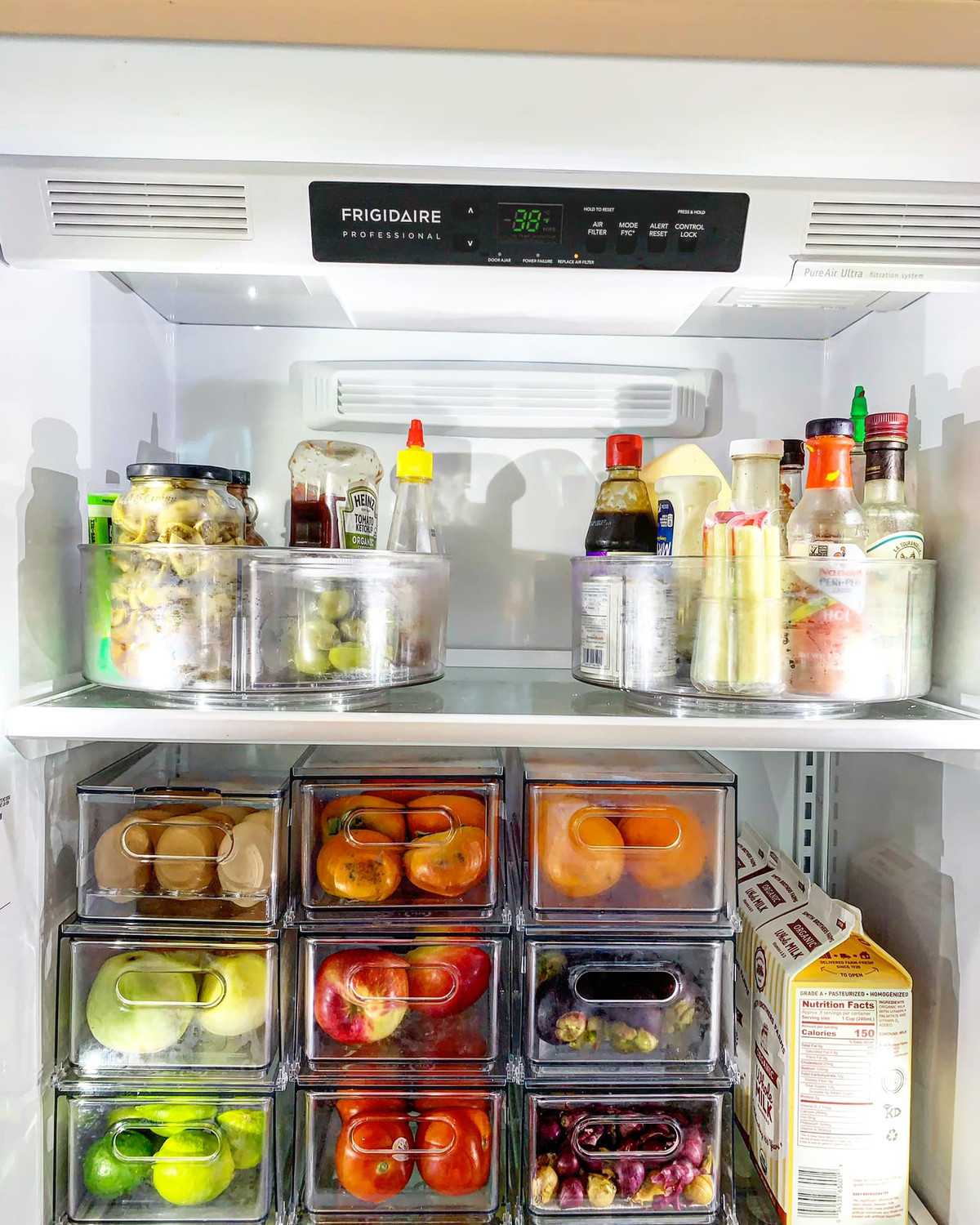 Hoa quả, thực phẩm ngăn nào ra ngăn nấy vô cùng gọn gàng. Ảnh: Facebook