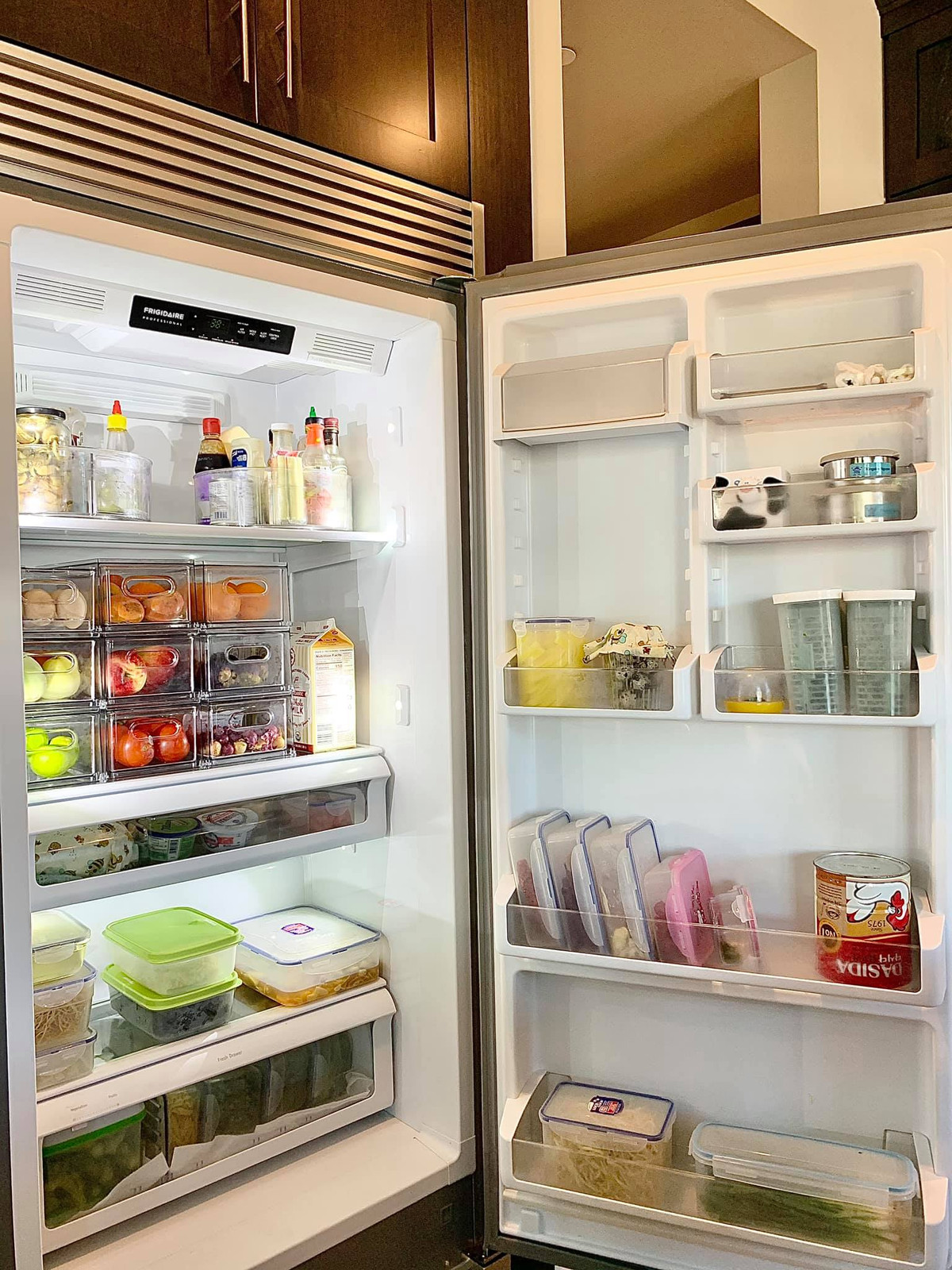 Đồ ăn, thức uống đầy đủ thế này thì cần gì phải ra ngoài nữa. Ảnh: Facebook