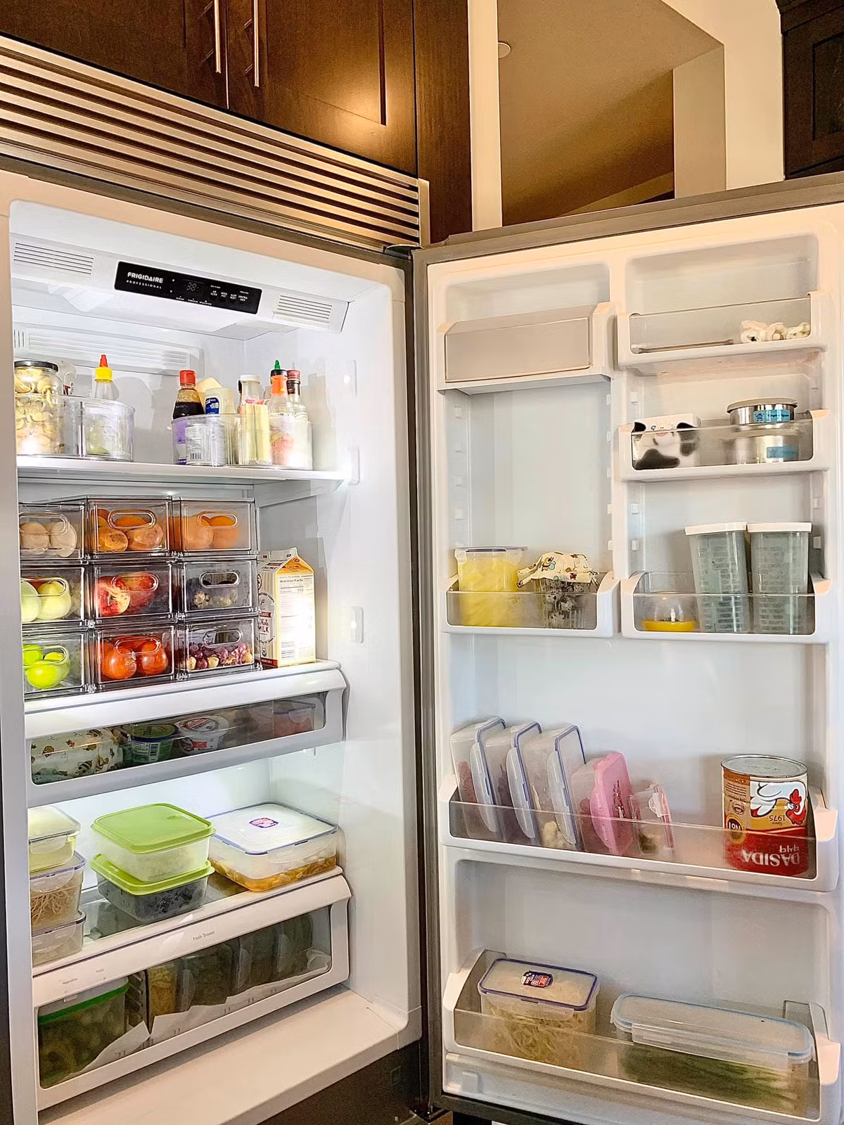 Đồ ăn, thức uống đầy đủ thế này thì cần gì phải ra ngoài nữa. Ảnh: Facebook