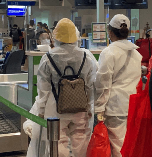 Dịch COVID-19 đang bùng phát trở lại ở một số nơi khiến mọi người đều nâng cao cảnh giác, tăng cường các biện pháp phòng dịch để bảo vệ bản thân.