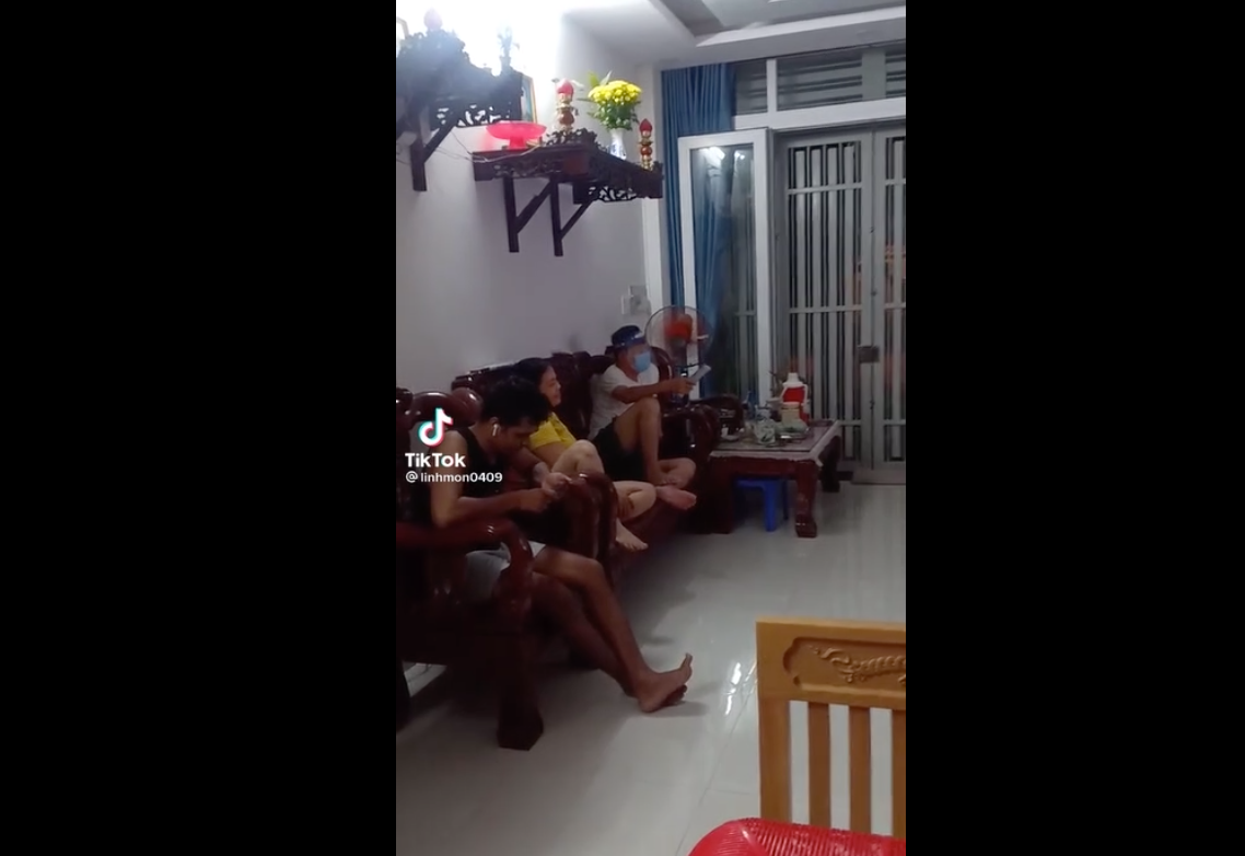 Sau khi đăng tải lên MXH, hình ảnh hài hước người bố thực hiện nghiêm túc quy tắc 5K mùa dịch đều nhận lời khen từ cư dân mạng.