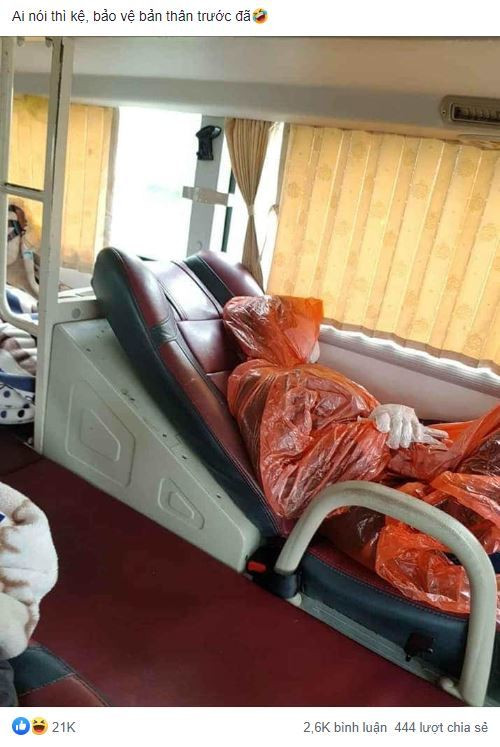 Hành động của cô gái khi đi xe khách nhận được "cơn mưa" lời khen từ cư dân mạng.