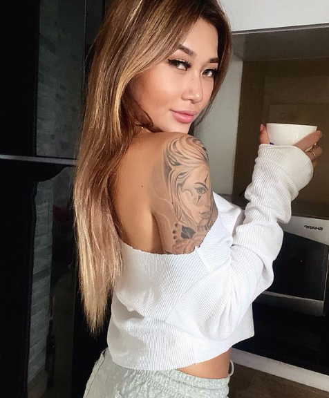 Cô theo đuổi phong cách cá tính, mạnh mẽ và quyến rũ, cô thường chia sẻ về cuộc sống thường nhật lên trang cá nhân của mình.