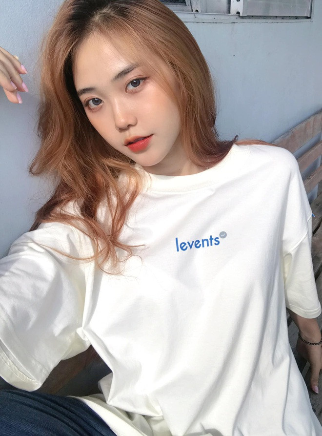 Nhiều người cho rằng nữ sinh này giống với IU (nữ ca sĩ Hàn Quốc) đến mức kinh ngạc. Ảnh: FBNV