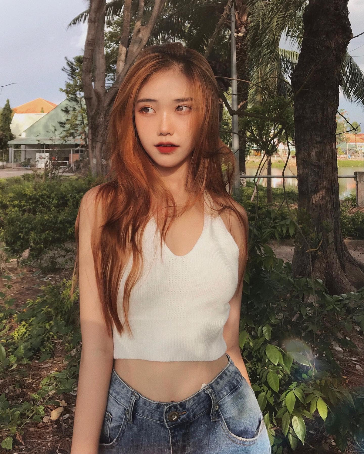 Đứng trước những lời dèm pha đó, gái xinh 2K đã có đáp trả, cô cho biết mình không can thiệp thẩm mỹ, thậm chí cô nàng còn thấy vui vì nét đẹp tự nhiên của mình được nhiều người khen đẹp.