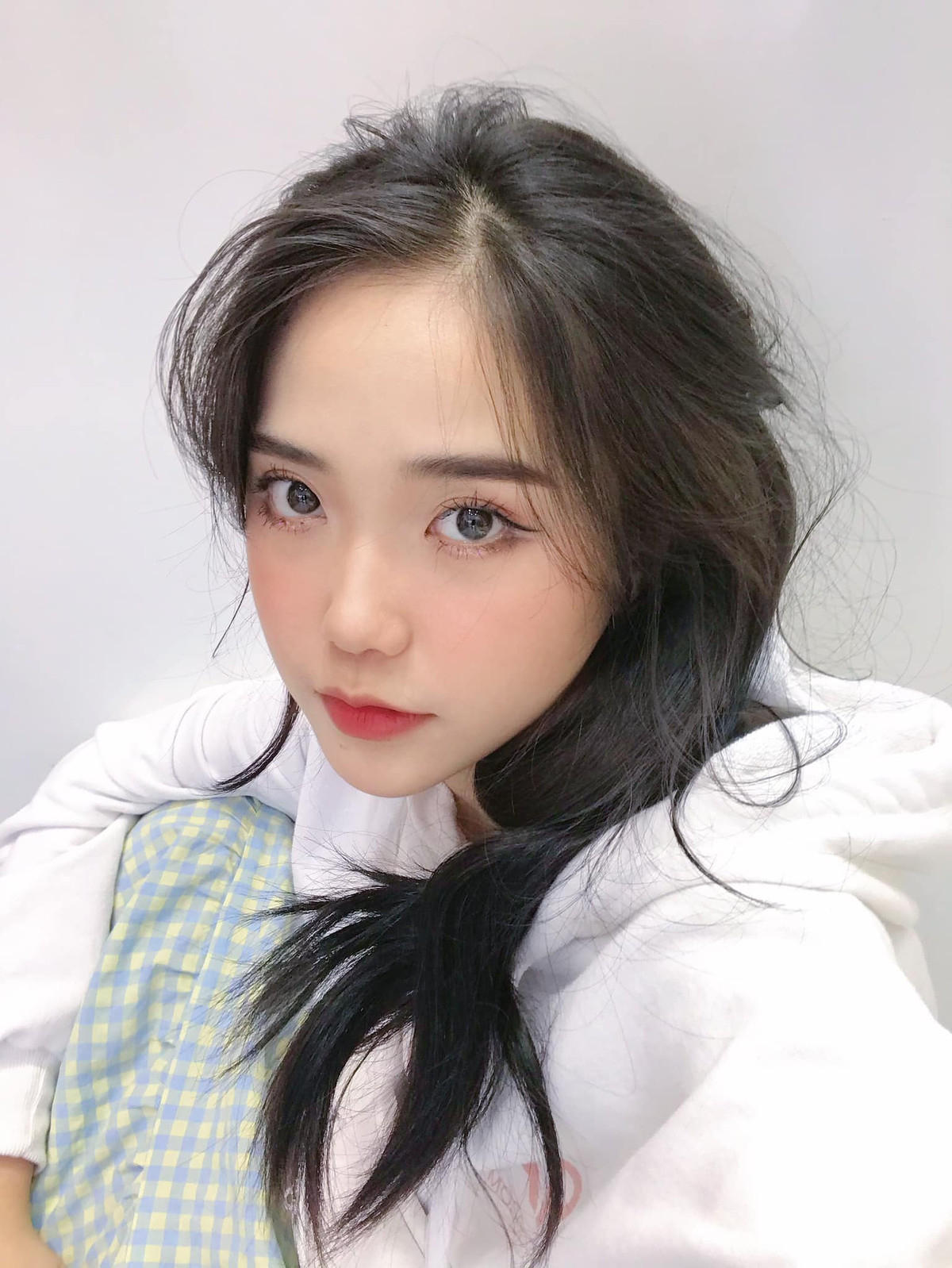 Nét nổi bật trên gương mặt của cô là đôi môi trái tim xinh xắn.