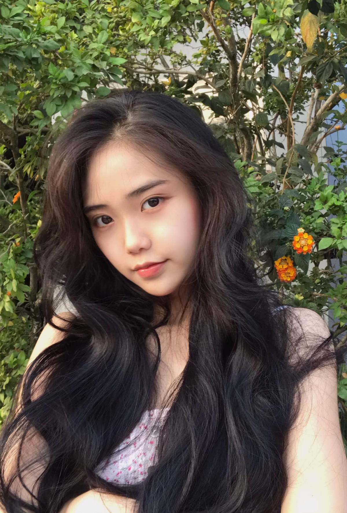 Hot girl Long An hiện đang là mẫu ảnh, KOL. Công việc này mang đến cho cô nhiều cơ hội để phát triển bản thân, mở rộng mối quan hệ và có nguồn thu nhập ổn định.