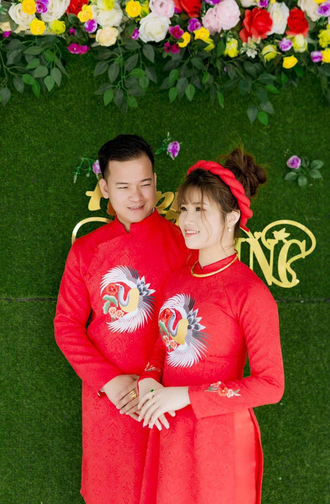 Vì dịch COVID-19 không thể mời thanh niên trai tráng, nên chú rể đành nhờ các chú, các bác giúp mình bê tráp cưới. Màn rước dâu có 1-0-2 này được xem là độc lạ nhất từ trước đến giờ.