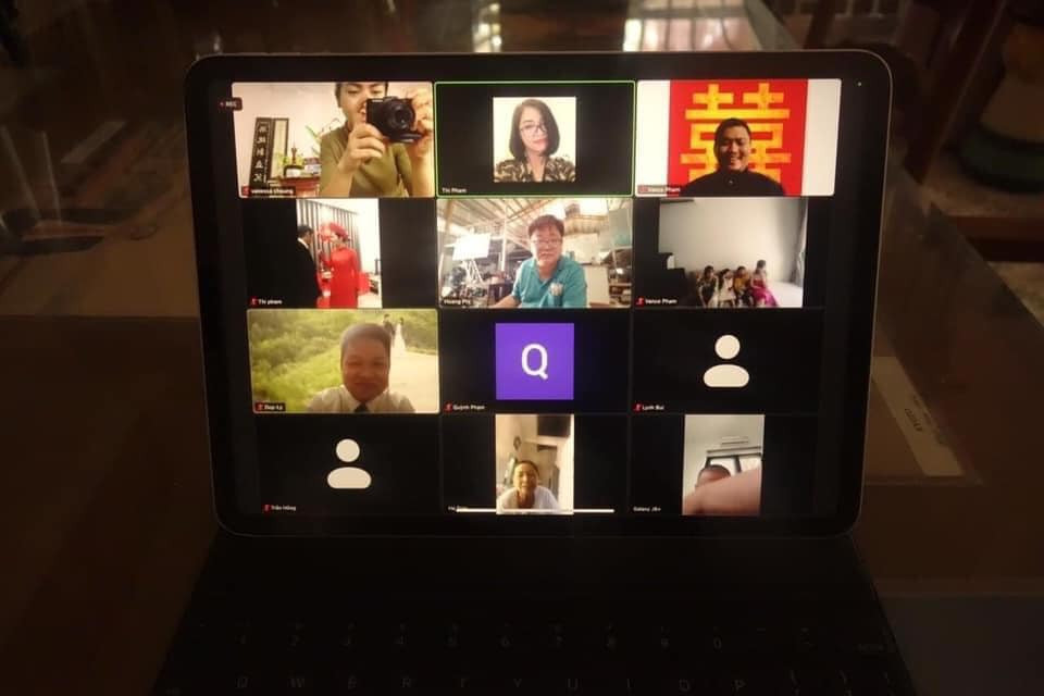 Được biết, do tình hình dịch bệnh COVID-19 bất ngờ ập đến, họ phải dời lịch, đăng ký kết hôn và dọn về sống chung trước khi tổ chức lễ cưới.