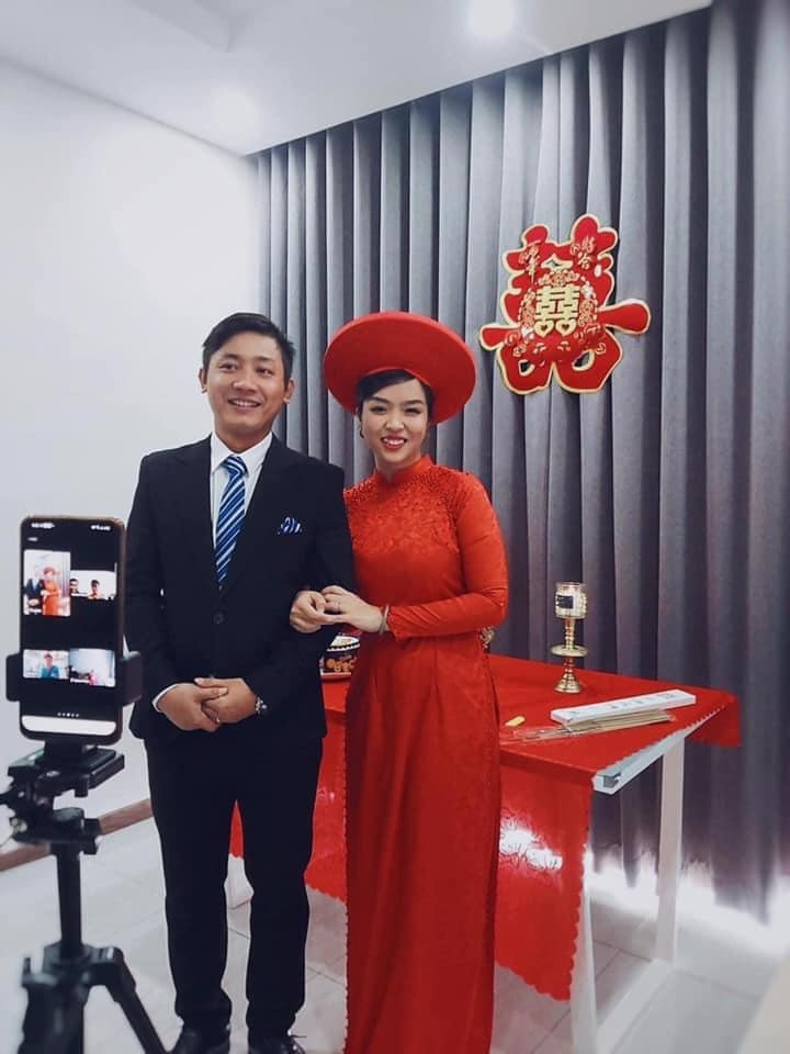 Mới đây, hình ảnh của một cặp đôi tổ chức đám cưới online ở TP HCM đã thu hút sự chú ý của cộng đồng mạng. Không gian của hôn lễ vô cùng đơn giản, gọn nhẹ theo đúng tinh thần phòng chống dịch COVID-19.
