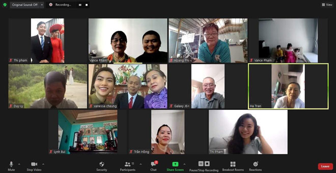 Đám cưới độc đáo này đã nhận về sự quan tâm cực lớn từ cư dân mạng, ai cũng thông cảm và thấu hiểu cho các cặp đôi sắp cưới trước tình hình dịch bệnh phức tạp như hiện tại.