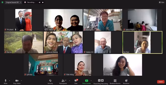 Đám cưới độc đáo này đã nhận về sự quan tâm cực lớn từ cư dân mạng, ai cũng thông cảm và thấu hiểu cho các cặp đôi sắp cưới trước tình hình dịch bệnh phức tạp như hiện tại.