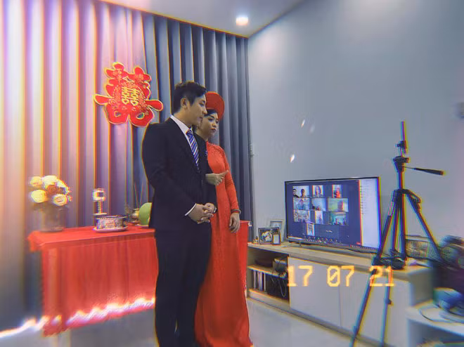 Dù được tổ chức trực tuyến nhưng không khí đám cưới của cặp đôi này vẫn hân hoan và náo nhiệt không kém những đám cưới bình thường khác.