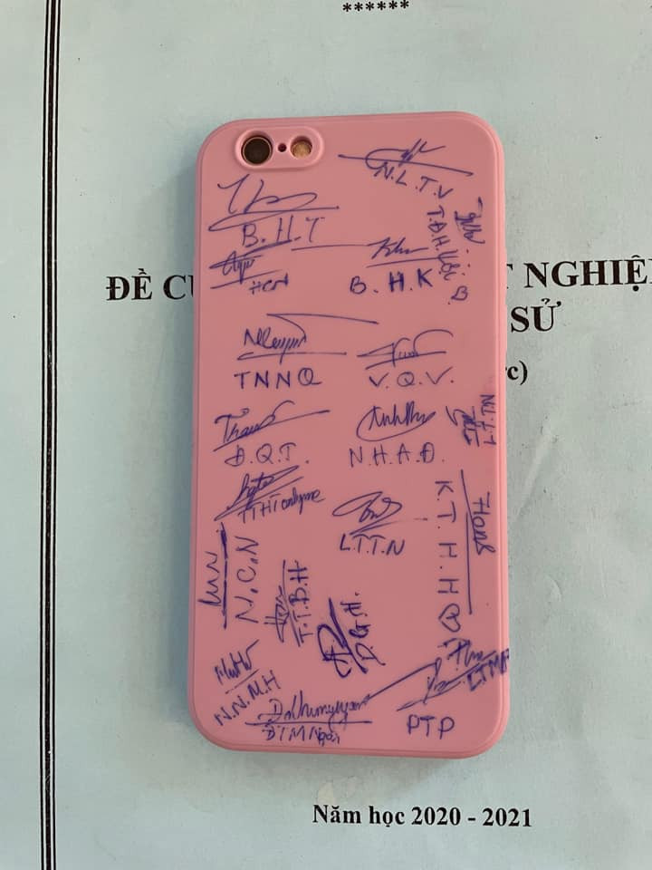 Lưu bút là một gia tài về thời học sinh của mội người, để bất kỳ khi nào thấy nhớ lũ bạn, chúng ta lại mang ra xem và mỉm cười. Ảnh: Facebook