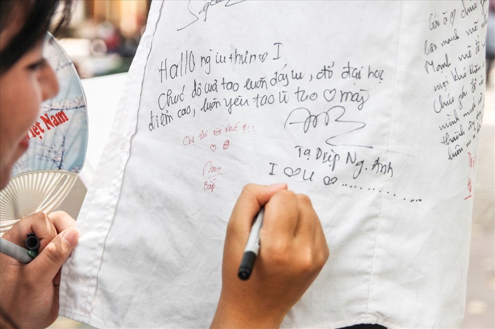 Chiếc áo gắn bó với thời học sinh, ngày nào đi học cũng mặc, đến khi ra trường lại trở thành nơi để bạn bè viết lên đó bao lời nhắn. Ảnh: Facebook