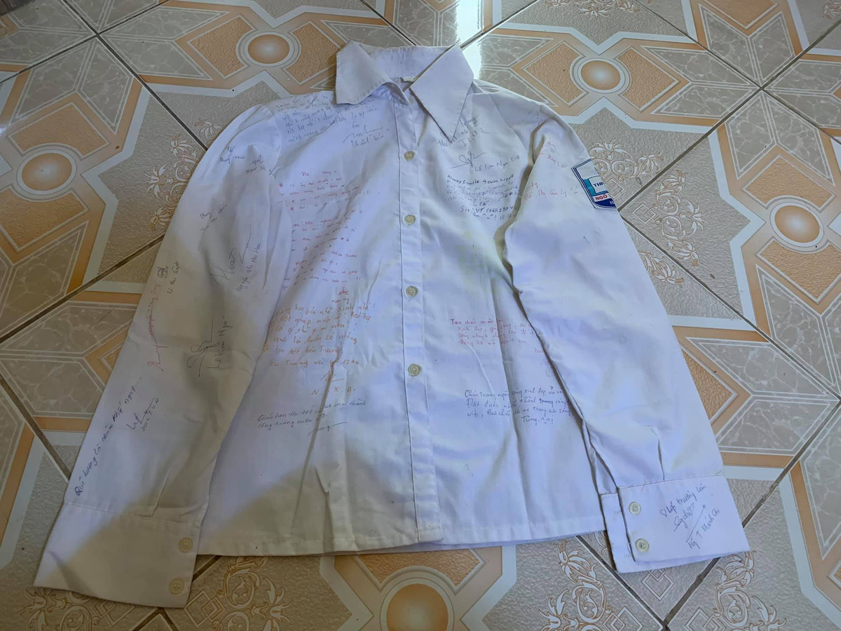 Dù những nét lưu bút ghi trên tà áo rồi sẽ phai nhòa theo thời gian, nhưng những kỷ niệm, hình ảnh của thời khắc này sẽ làm nên những ký ức đẹp của thời học sinh. Ảnh: Facebook