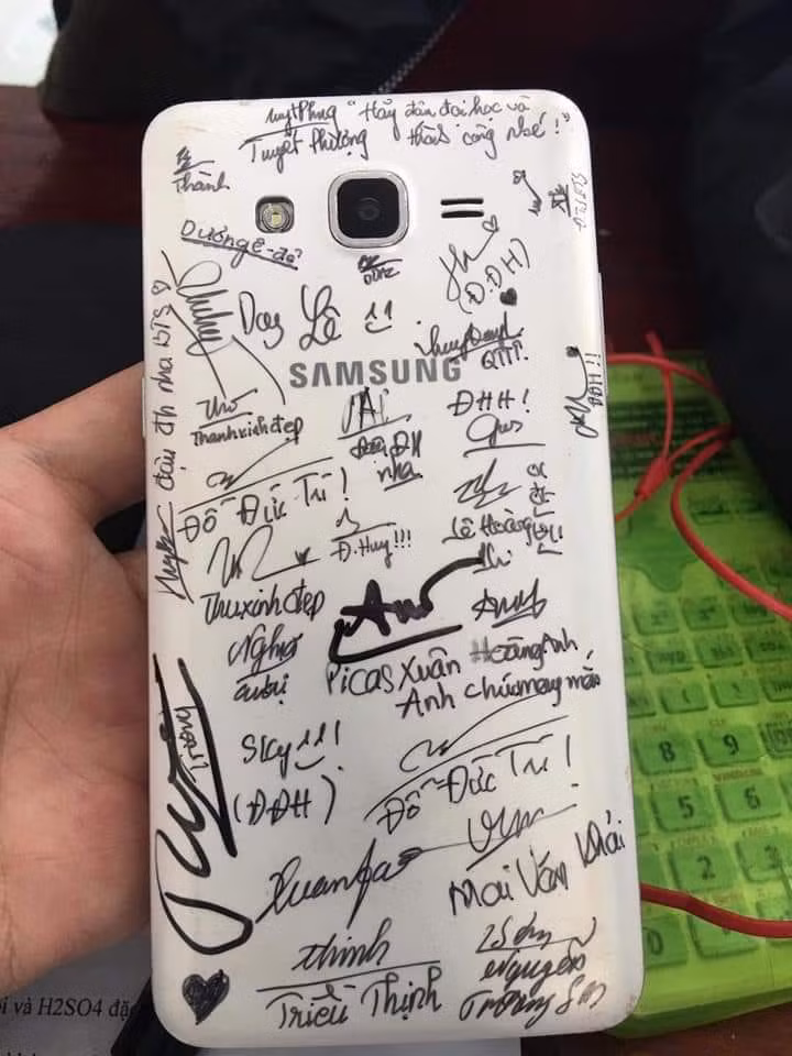 Ốp điện thoại chi chít chữ ký và lời chúc vào ngày cuối cấp. Ảnh: Facebook