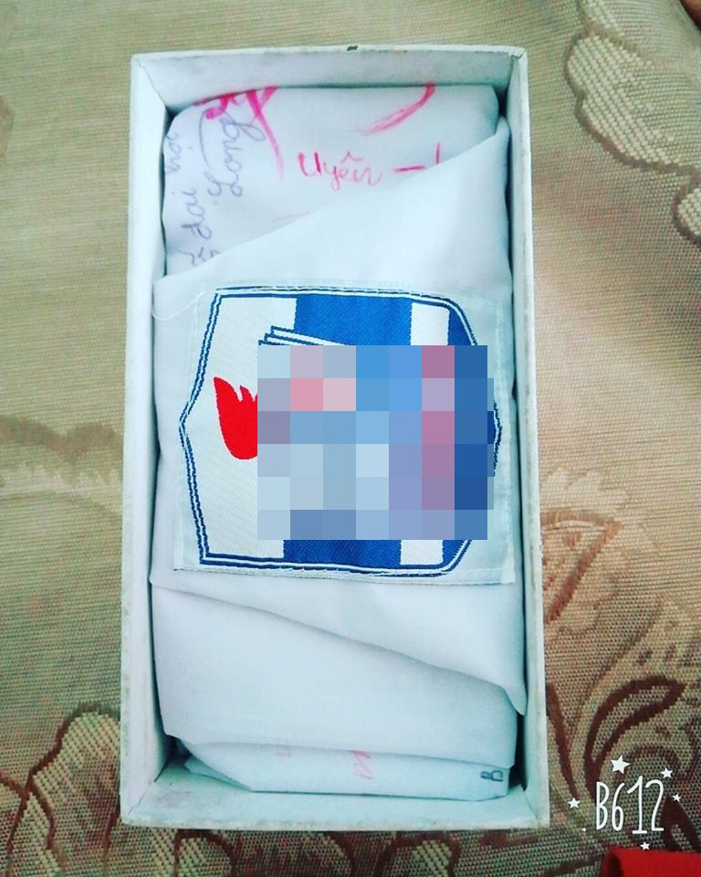 Chiếc áo chứa đầy dòng lưu bút được cất kỹ trong chiếc hộp, nó sẽ được lưu giữ đến mãi về sau. Ảnh: Facebook