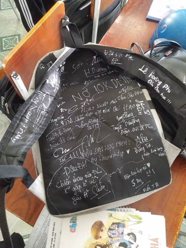 Hay ký lên chiếc balo vốn là đồ vật gắn liền với nhiều thế hệ học trò. Ảnh: Facebook