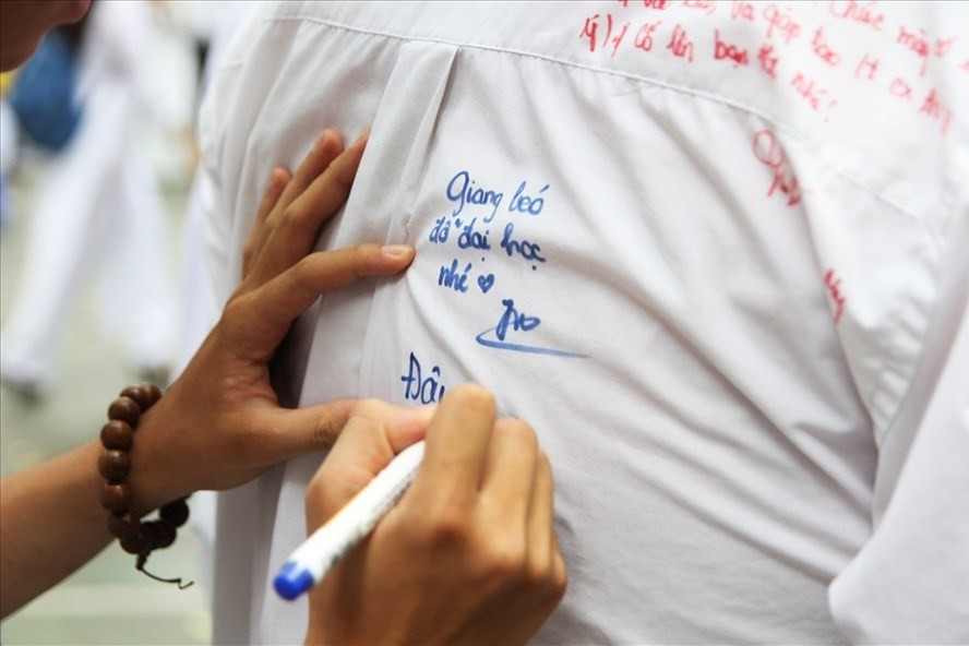 Dòng lưu bút viết vội lên áo trong thời khắc chia tay là những dòng cảm xúc vui buồn cùng nhau suốt 3 năm học cấp 3. Ảnh: Facebook