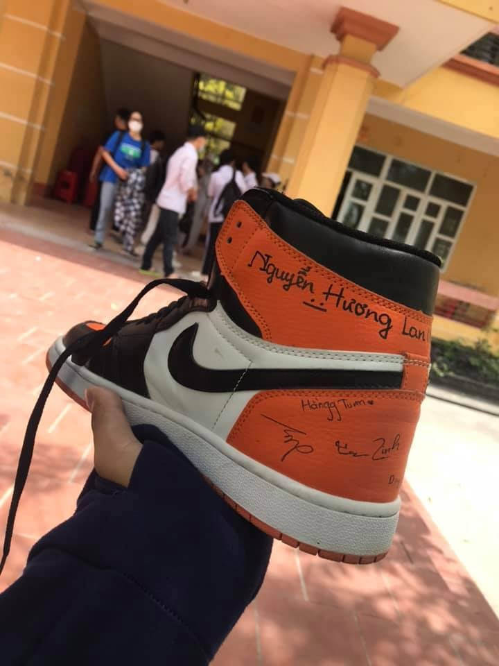 Chiếc giày cũng trở thành nơi để các cô cậu học trò gửi gắm tâm tư tình cảm thời cuối cấp. Ảnh: Facebook