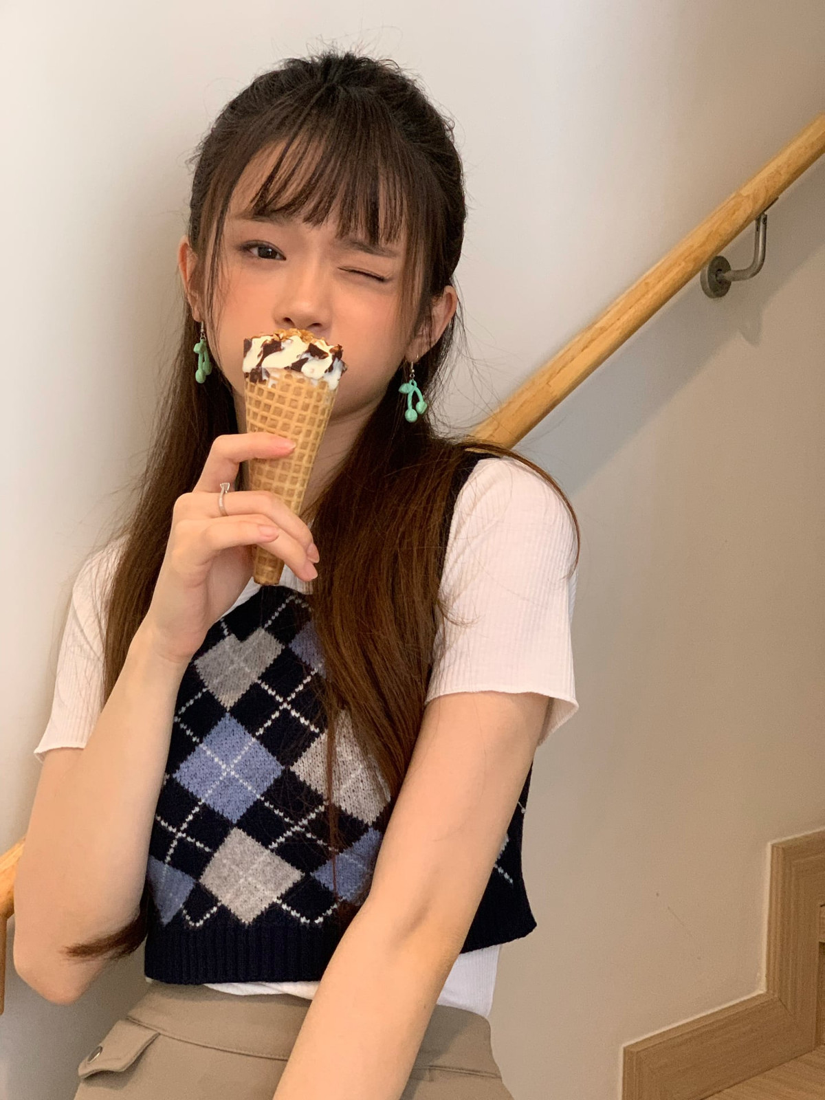 Dẫu ở nhà trong mùa dịch, Linh Ka vẫn lên đồ “xịn sò” với chiếc váy chất sáng rực, tự tin khoe xương quai xanh cùng bờ vai thon thả.