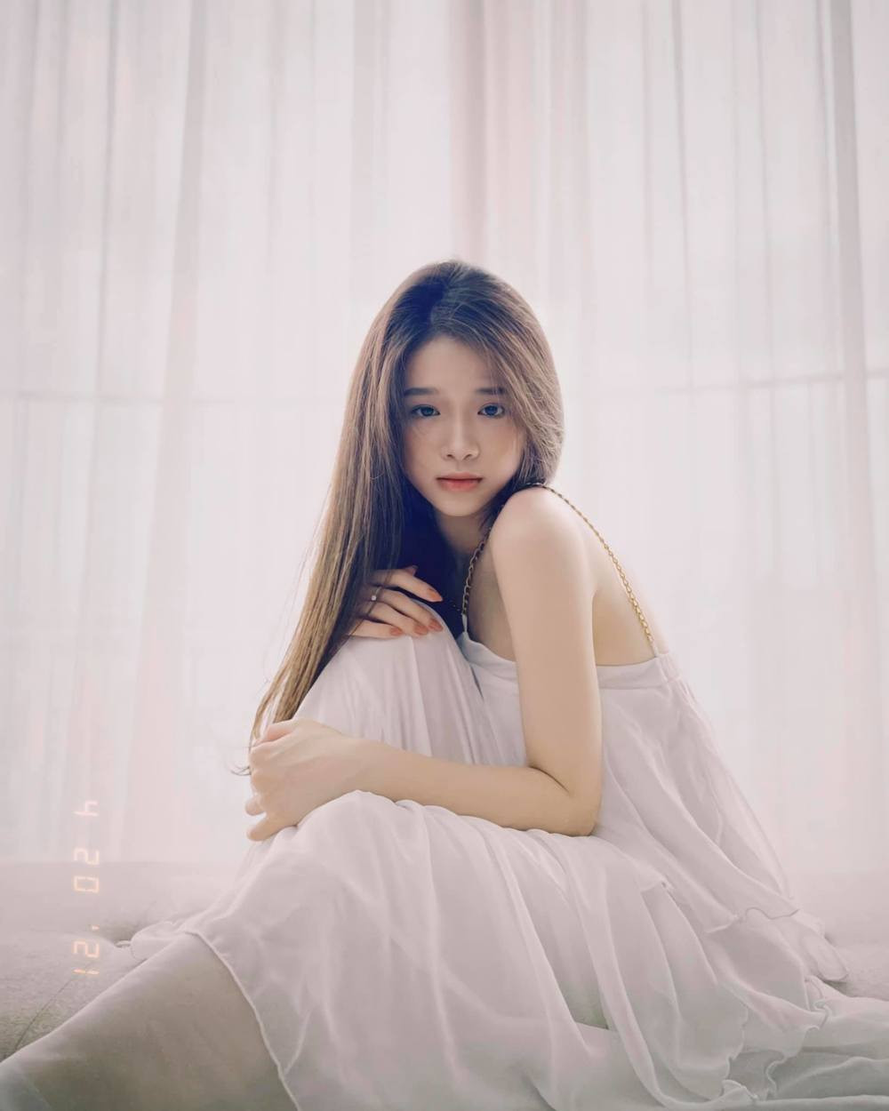 Chưa bước chân hẳn vào showbiz thế nhưng cô nàng này đã gây chú ý khi xuất hiện trong một số gameshow, chương trình truyền hình cùng một số sự kiện giải trí.